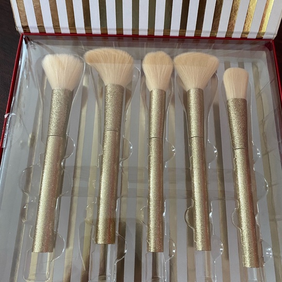 Ellen Tracy Five Piece Essential Brush Collection NIB - Picture 1 of 6